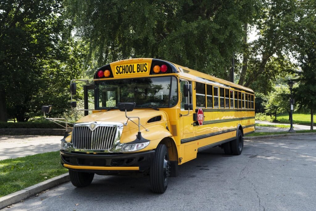 Bus scolaire jaune — transport Philosophe International School, Casablanca